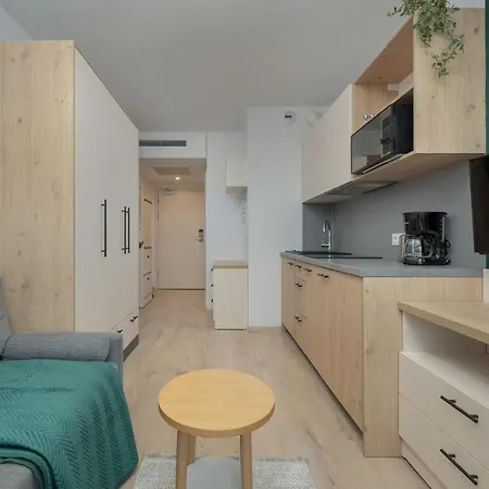 Trendy With Office Near Main Station By Renters דירה