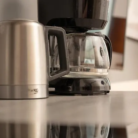 Trendy With Office Near Main Station By Renters דירה *